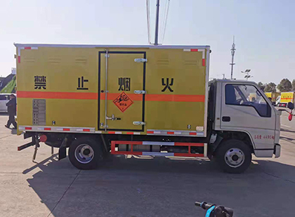 天镇爆破器材运输车技术升级与安全合规新趋势